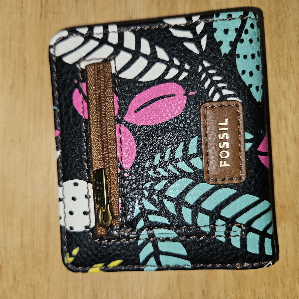 Fossil Black Wallet Sleek Design Compact Size Durable Material